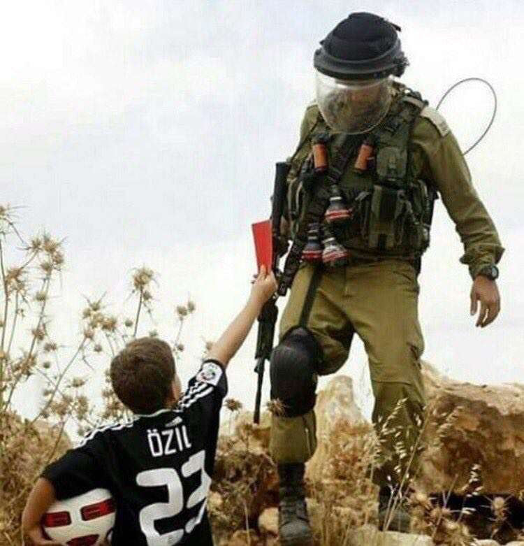 کارت قرمز کودک فلسطینی به سرباز اسرائیلی